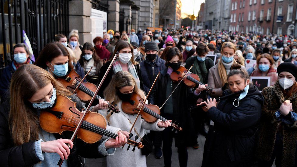 Musicians play during a memorial for Ashling Murphy outside Government buildings, in Dublin,