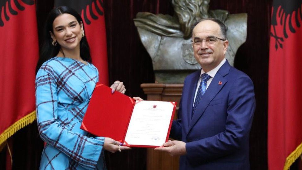 Дуа Липа и президент Албании Байрам Бегай