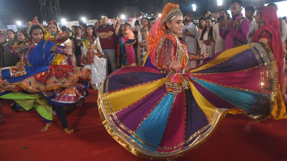 ผู้คนเล่น Garba และ dandiya ระหว่างเทศกาล Navratri ที่ Falguni Pathak Dandiya 2022 ในคืนวันอังคารที่ Kandivali เมื่อวันที่ 28 กันยายน 2022 ในมุมไบประเทศอินเดีย