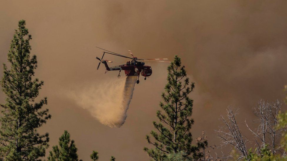 Helicopter battles wildfire in Mariposa County, California, 23 July 2022