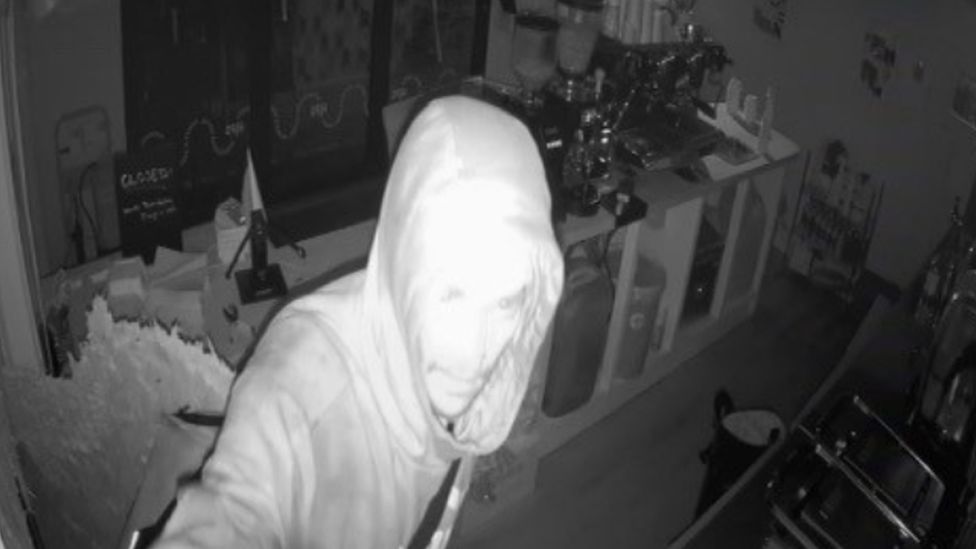 Lydney cafe burglaries: CCTV released of two men - BBC News