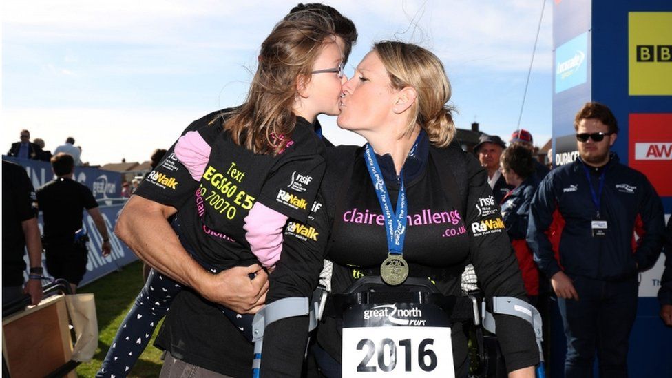 'Bionic' woman Claire Lomas completes Great North Run - BBC News