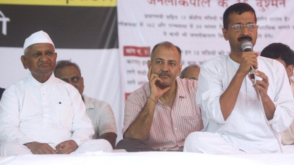 Маниш Сисодиа и Анна Хазаре слушают Арвинда Кеджривала на пятый день агитации Команды Анны в Джантар-Мантаре в Нью-Дели, 29 июля 2012 г.