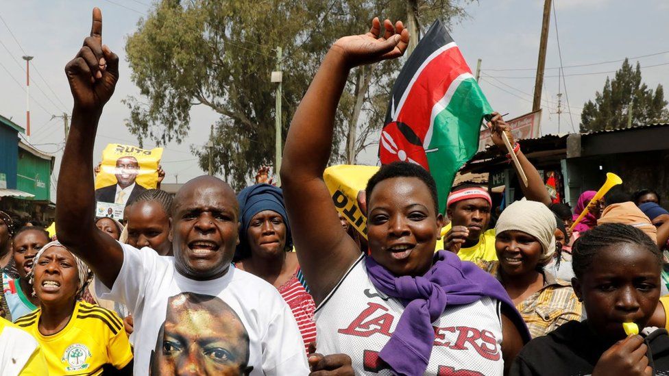 Сторонники избранного президента Кении Уильяма Руто празднуют победу Верховного суда в Найроби, Кения, 5 сентября 2022 года.