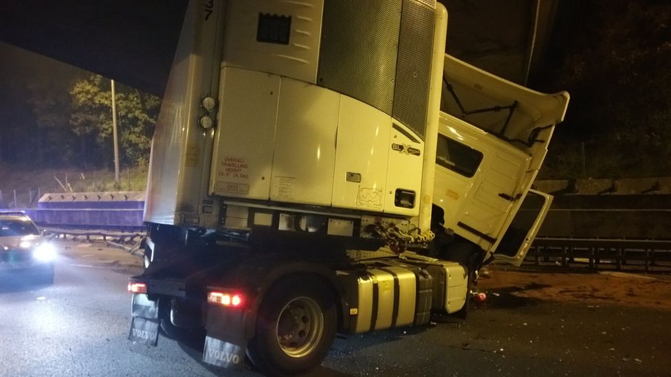 M25 crash: Rush hour delays after lorry crash shuts motorway - BBC News