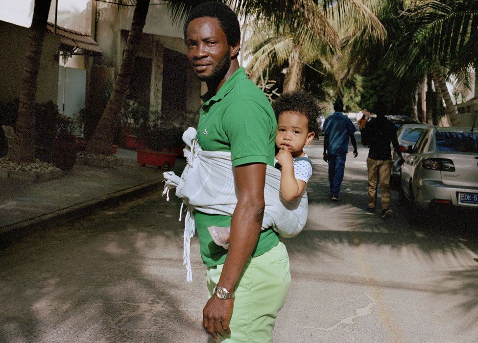 Cheikh et Zoe à Point E, un quartier central à Dakar, au Sénégal.