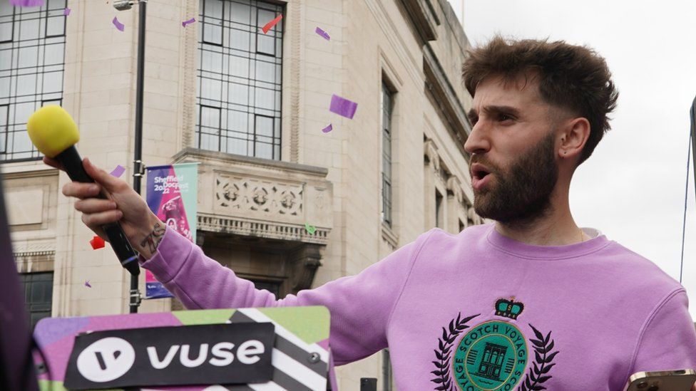 Sheffield Hundreds take part in drum and bass mass bike ride BBC News