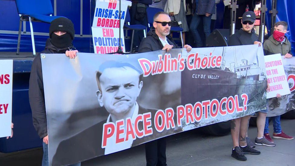 Among the banners on display was one which stated: ‘Dublin’s Choice: Peace or Protocol.’