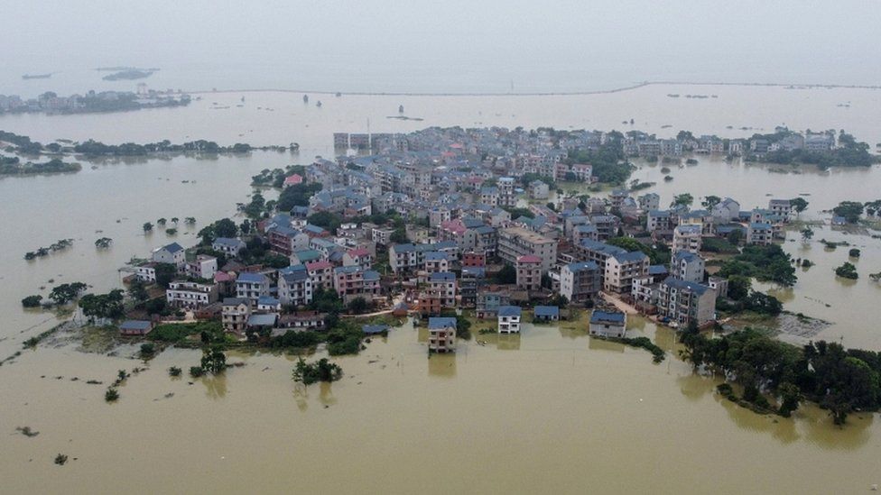 На этом аэрофотоснимке, сделанном 16 июля 2020 года, показана затопленная территория возле озера Поянху из-за проливных дождей в уезде Поянху города Шанжао в центральной китайской провинции Цзянси
