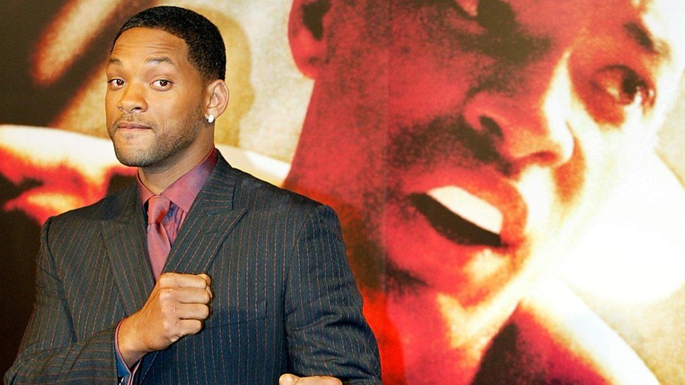 Will Smith in a boxing pose while promoting Ali in 2002