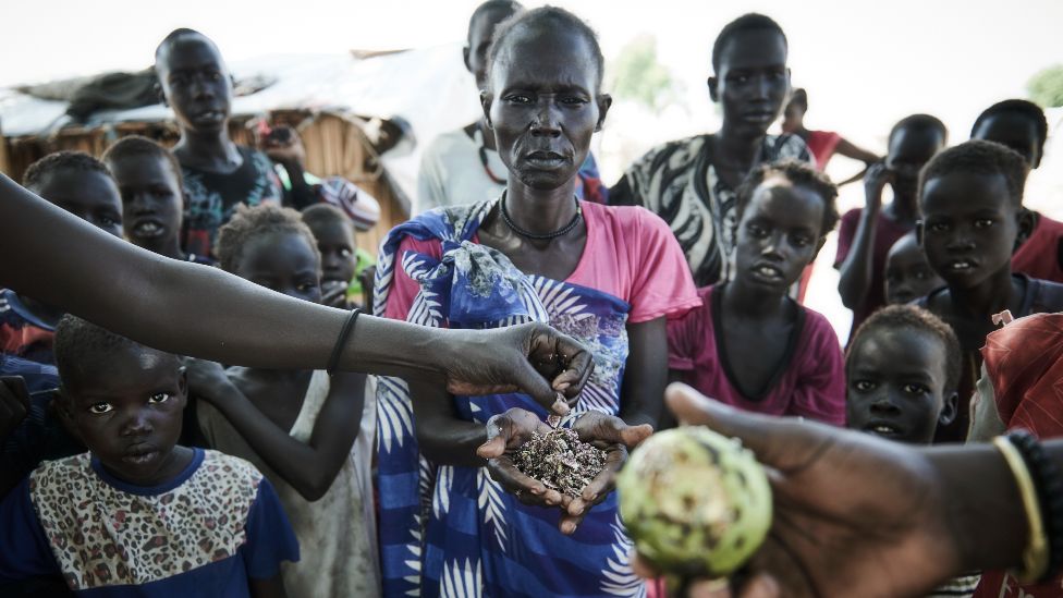 ماري نيانتي (في الوسط) في مخيم للنازحين في بنتيو ، جنوب السودان