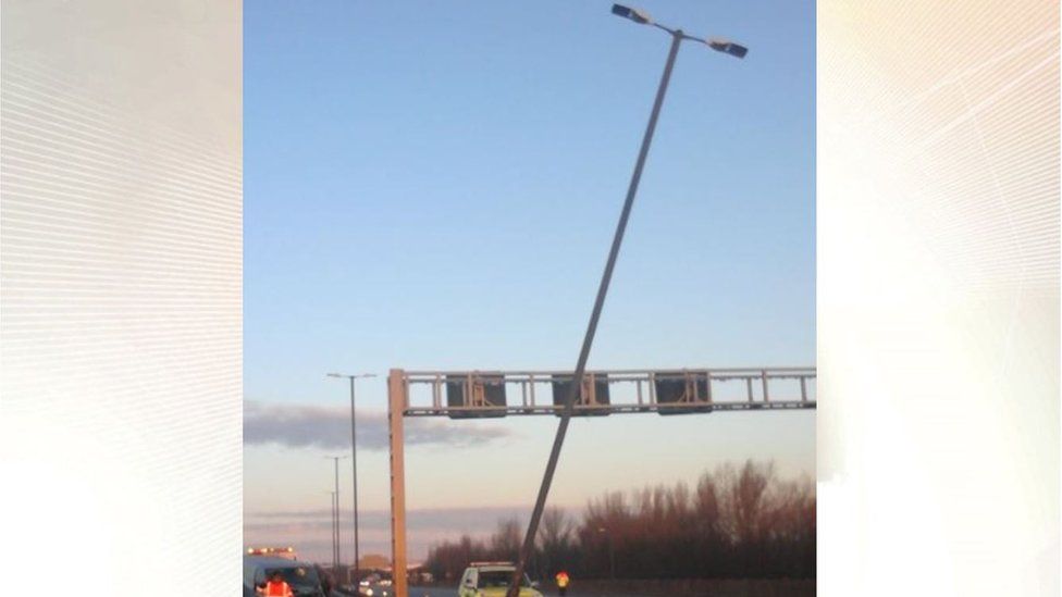 Leaning lamp post on M6