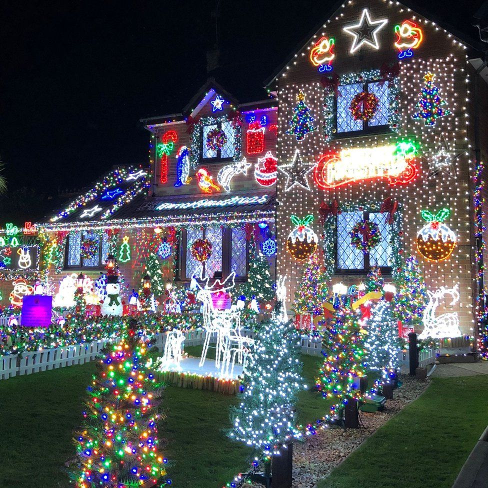 In pictures: Isle of Wight house wins Christmas lights award - BBC News
