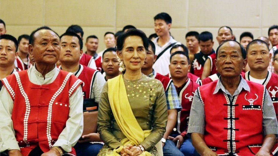 Aung San Suu Kyi and members of the United Wa Army sit for a photo in Nay Pyi Taw, Myanmar (29 July 2016)
