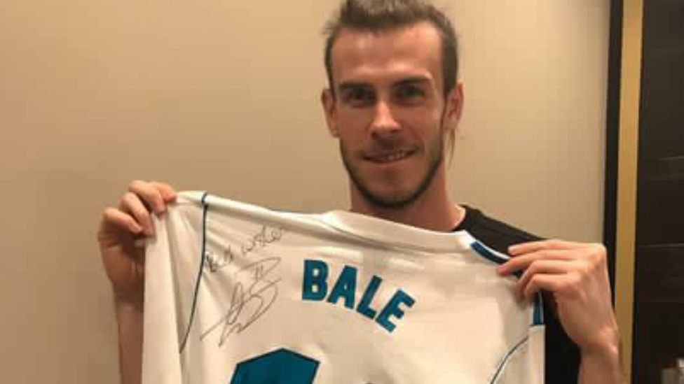 Gareth Bale with his signed shirt