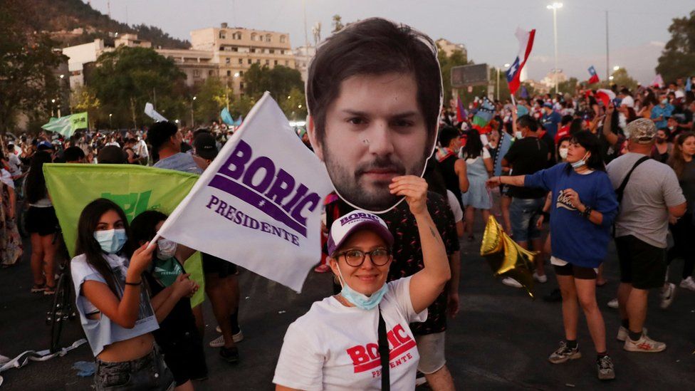 Сторонники Габриэля Борича празднуют его победу на президентских выборах в Чили