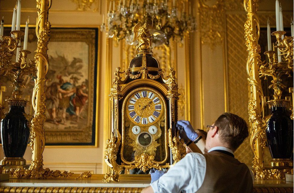 Fjodor adjusts a clock