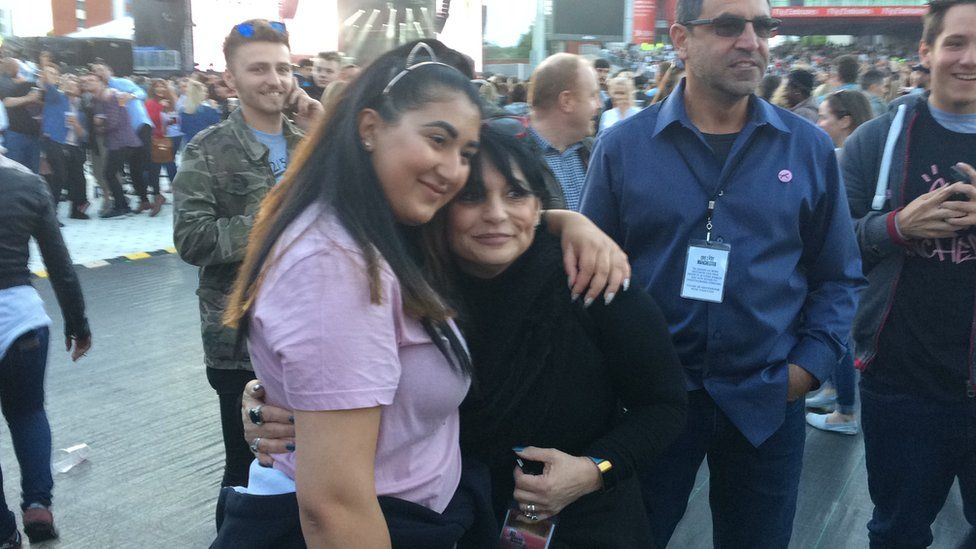 Ariana Grande's Mum with fans