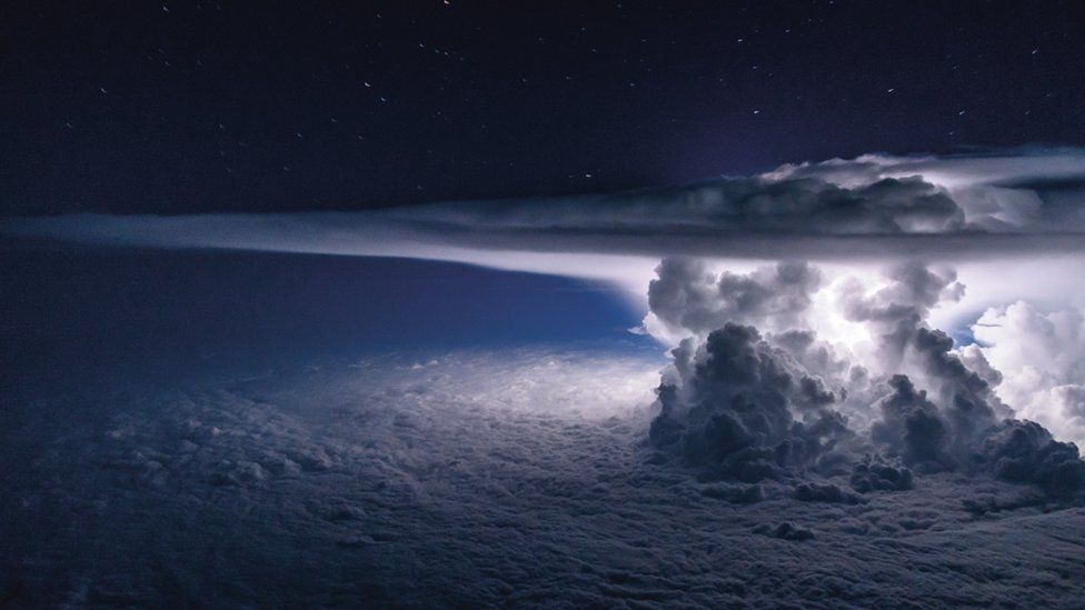 Nubes blancas sobre un cielo azul oscuro