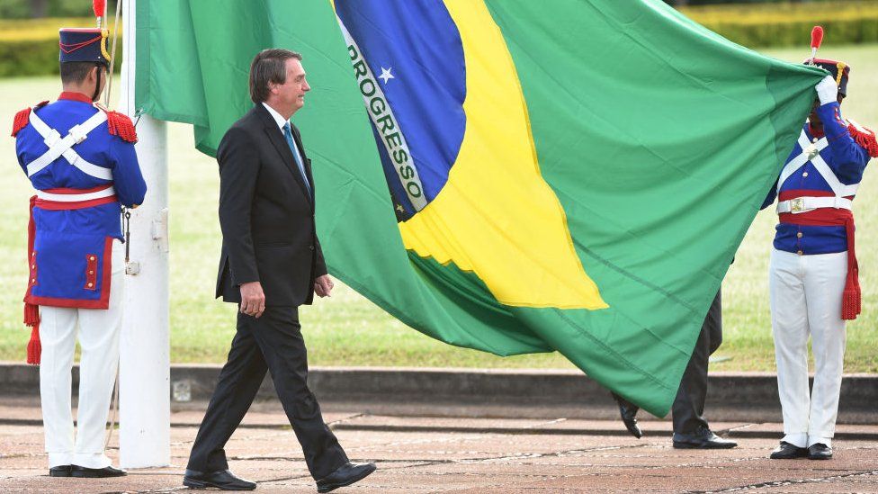Президент Бразилии Жаир Болсонару во время церемонии поднятия флага перед министерской встречей во дворце Альворада в Бразилиа, 17 марта 2022 г.
