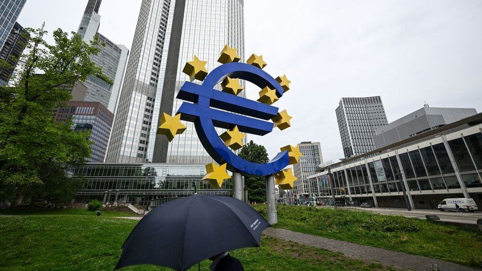 ЕЦБ со знаком евро впереди