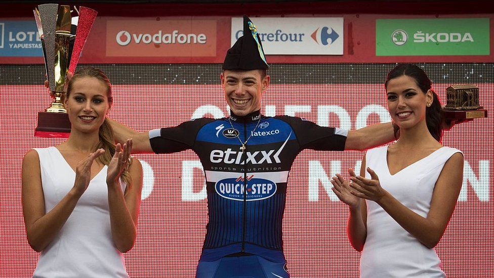 Spanish cyclist David de la Cruz poses with two hostesses at La Vuelta last year