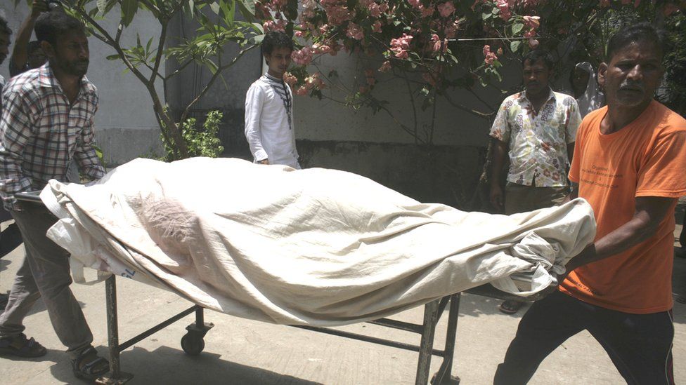 Medical assistants move a trolley with the body of activist Mahbub Tonoy at a hospital in Dhaka (26 April 2016)