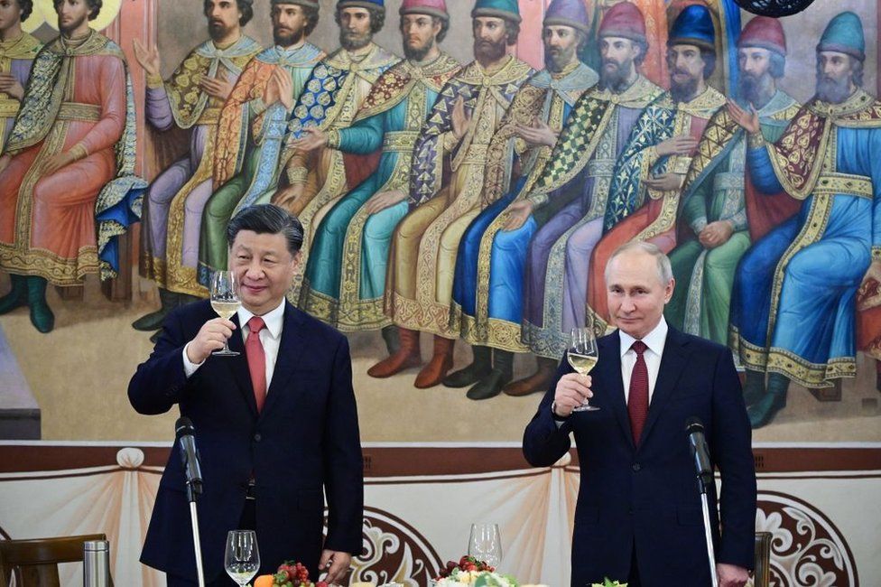 Президент России Владимир Путин и председатель КНР Си Цзиньпин держат бокалы во время приема по итогам переговоров в Кремле в Москве 21 марта 2023 года.