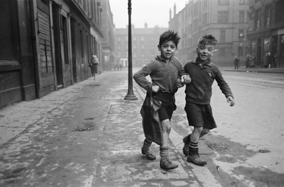 The Gorbals of the 1940s - seen through Bert Hardy's eyes - BBC News