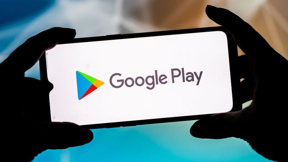 Логотип Google Play на экране мобильного телефона