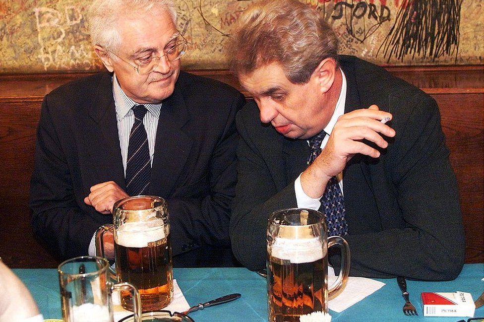 Милош Земан (справа) с премьер-министром Франции Лионелем Жоспеном в Праге, 18 ноября 98 г.