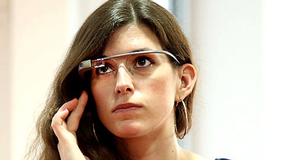 一位女士在图书展示会上佩戴谷歌眼镜
