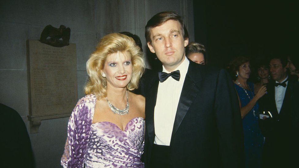 Ивана и Дональд Трамп на балу Met Gala 1985 года