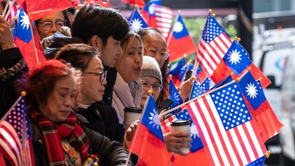 Сторонники свободного Тайваня собираются, чтобы поприветствовать президента Цай Инвэнь во время ее первого визита в США в марте.