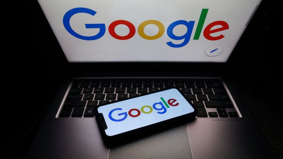 Логотип Google, отображаемый на экранах телефонов и ноутбуков, виден на этой фотографии, сделанной 18 октября 2020 г.