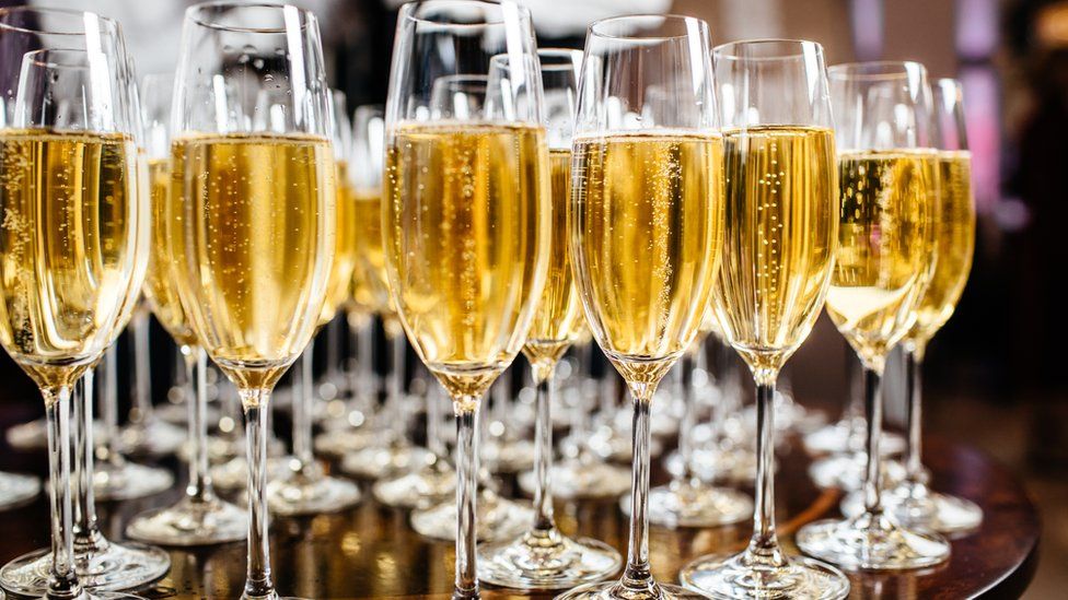 Wetherspoon to stop selling champagne and prosecco - BBC News