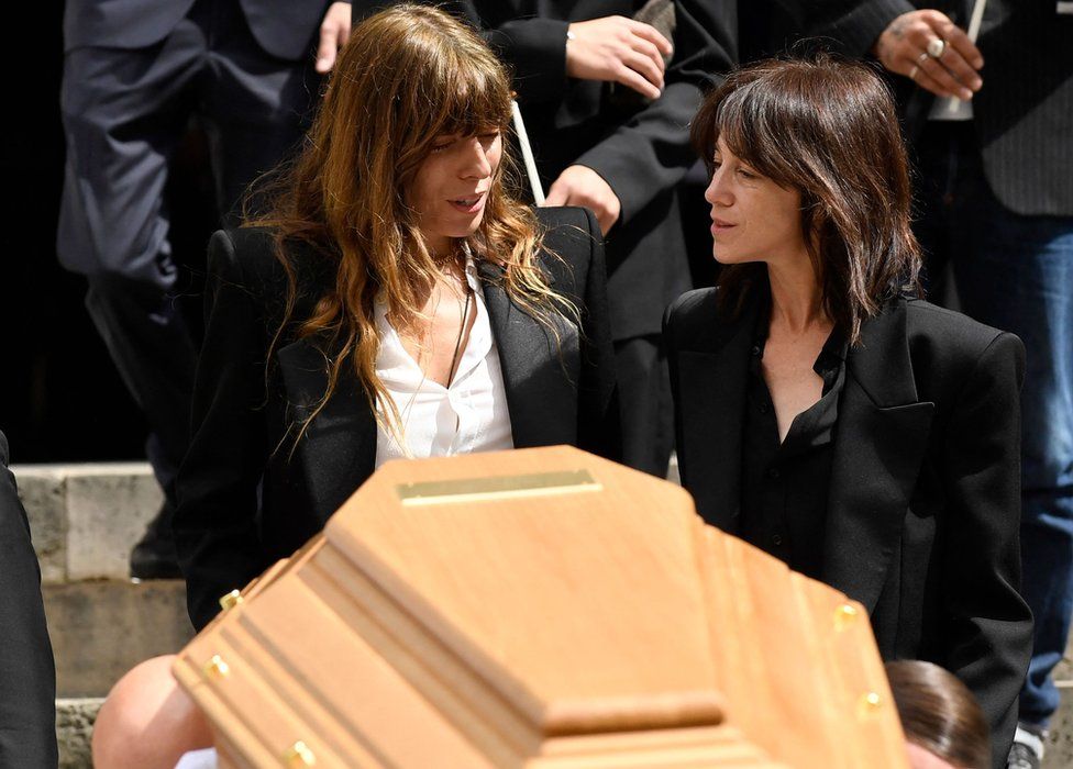 Lou Doillon (L) and Charlotte Gainsbourg (R) with their mother's coffin
