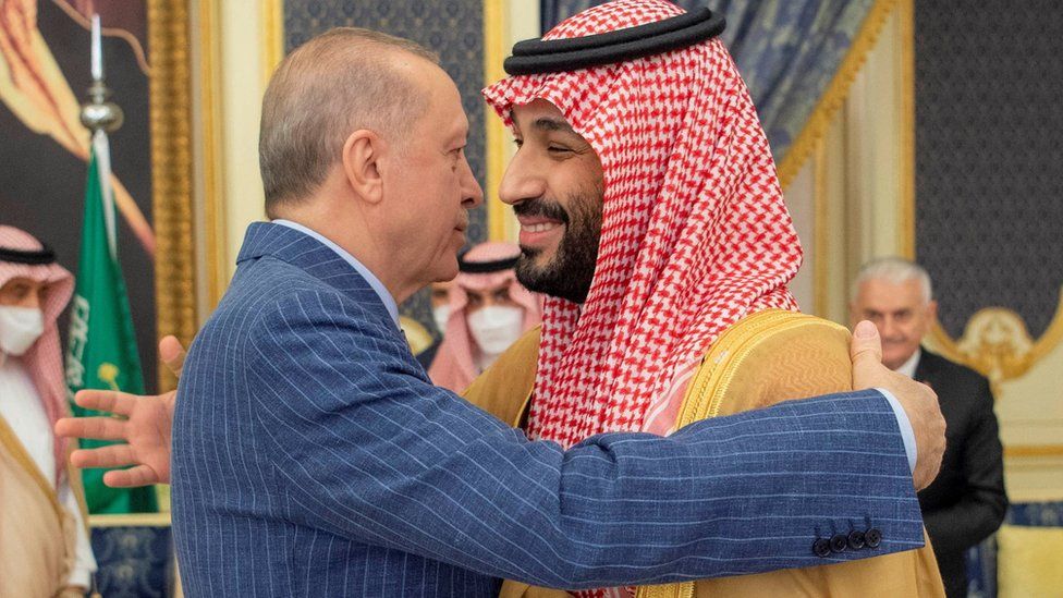 Turkish President Recep Tayyip Erdogan embraces Saudi Crown Prince Mohammed bin Salman in Jeddah, Saudi Arabia (28 April 2022)