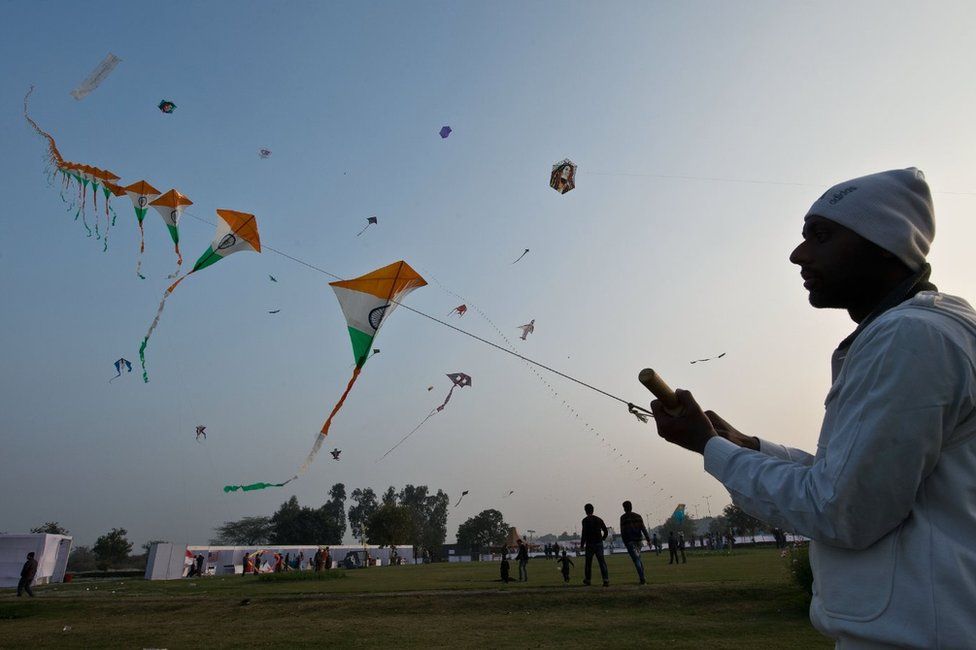India: Three die as kite string slits their throats - BBC News