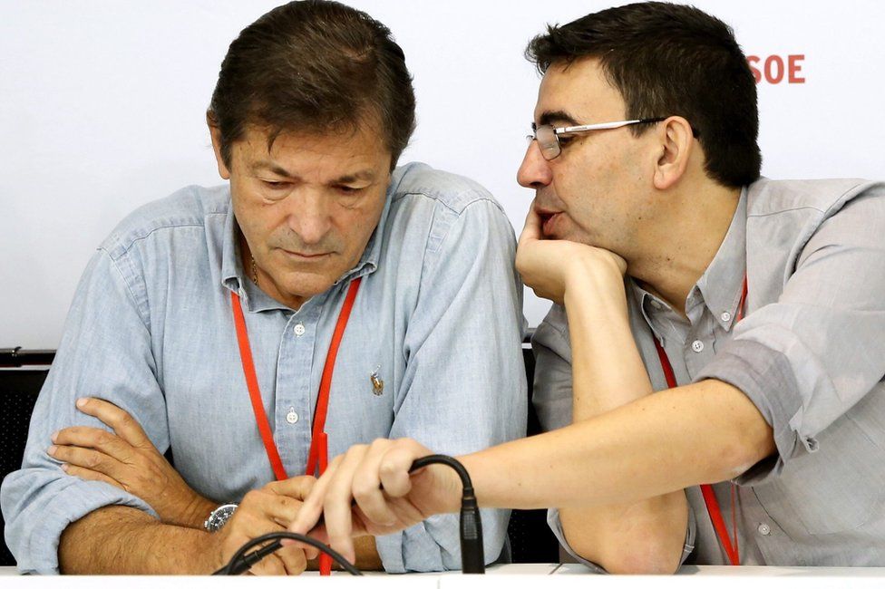 Javier Fernandez (L) and spokesman Mario Jimenez Diaz at the PSOE meeting in Madrid, 23 October