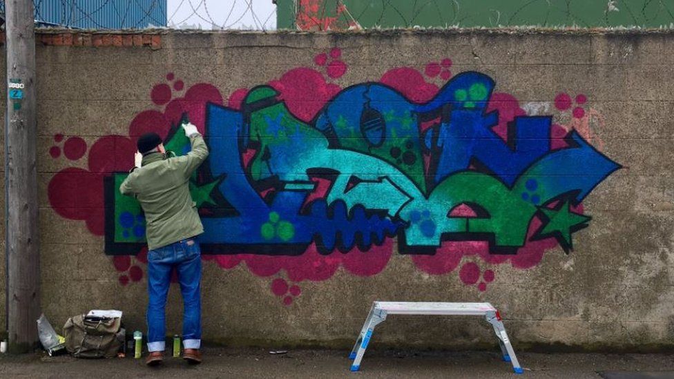 Hull street art plan inspired by Banksy - BBC News