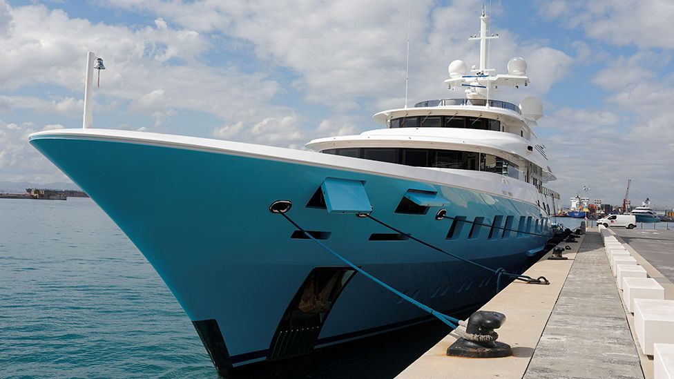 Яхта Axioma, принадлежащая находящемуся под санкциями олигарху Дмитрию Пумпянскому, недавно была захвачена в Гибралтаре