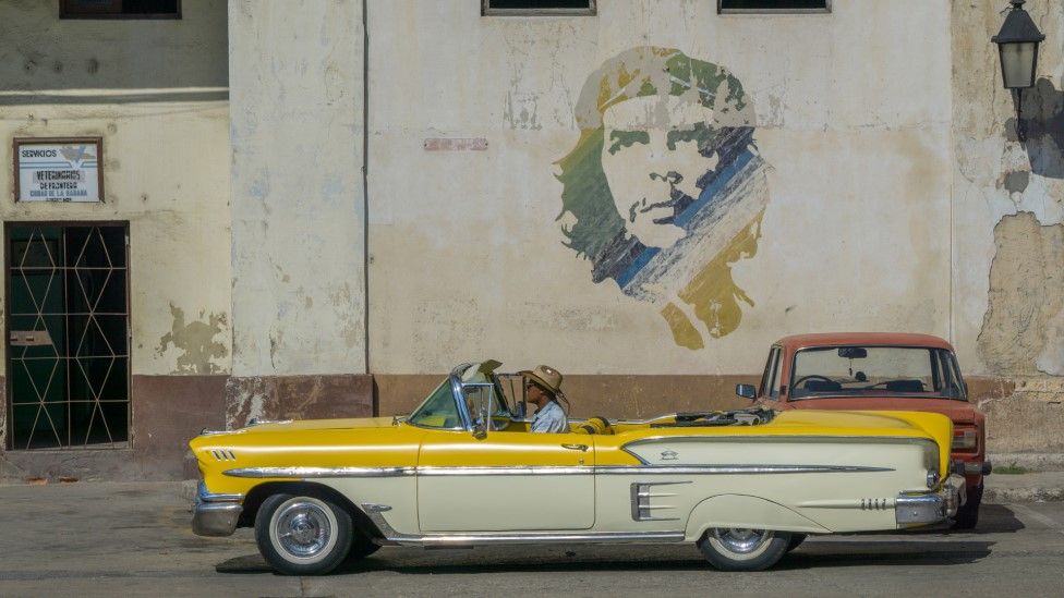 Che Guevara mural in Havana