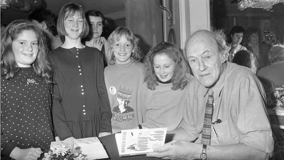 Dahl is pictured with young readers in 1988