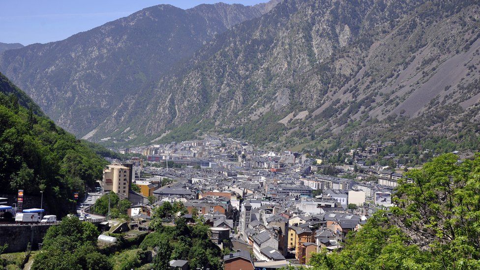 Ein Blick auf Andorras Hauptstadt Andorra la Vella
