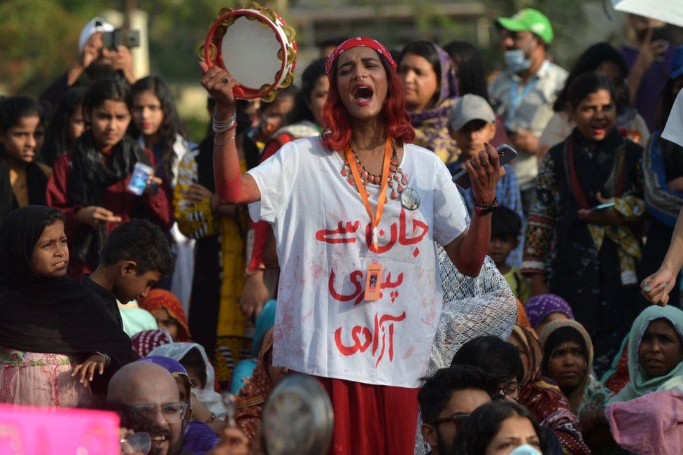 Люди принимают участие в «Марше Аурат» или женском марше, ежегодной общественно-политической демонстрации, проводимой в ознаменование Международного женского дня, в Карачи, 12 марта 2023 года.