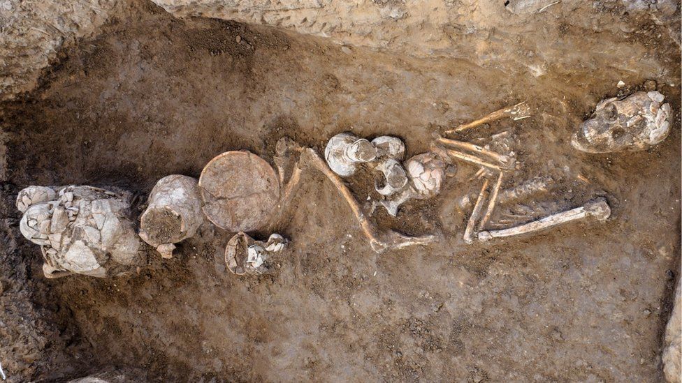 Skeleton and pottery in Canaanite grave