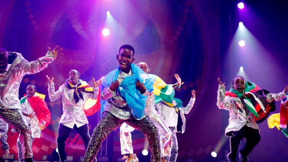 Sherrie Silver Foundation өсвөрийн бүжигчид 2023 оны 12-р сарын 06-нд Руанда улсын Кигали хотод Move Afrika: Rwanda 2023 шоуны үеэр тайзан дээр тоглож байна.