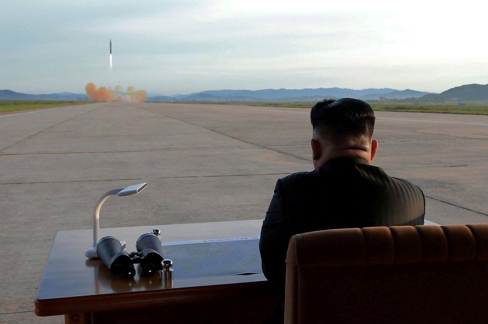 El líder norcoreano Kim Jong-un observa el lanzamiento de un misil balístico Hwasong-12.