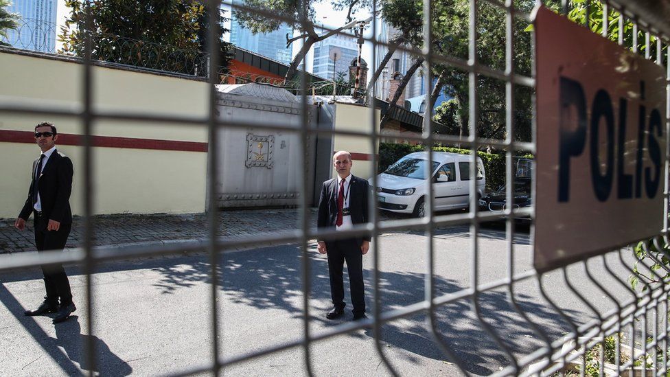 Security personnel stand outside the Saudi consulate in Istanbul (2 October 2019)